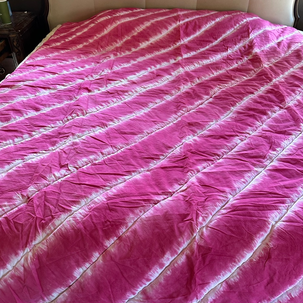 New without tag Pottery Barn Teen Tahiti Tie Dye Twin Quilt/comforter,Dark Pink